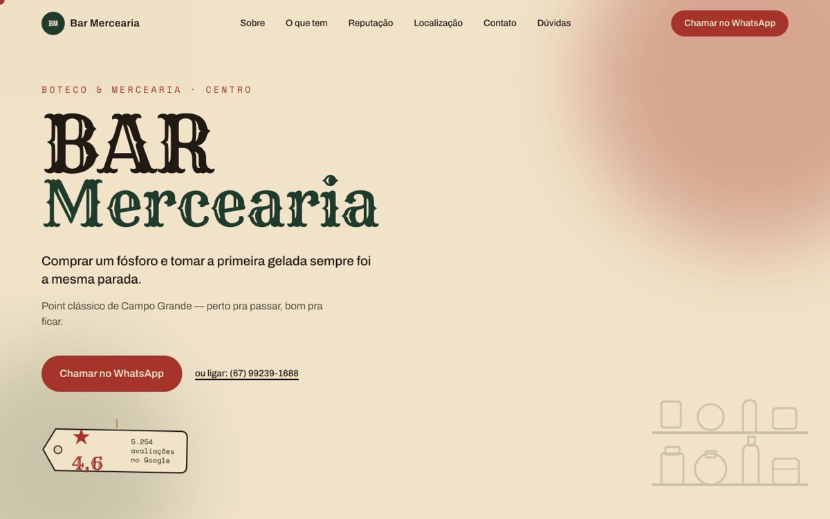 Hero do site do Bar Mercearia: papel kraft claro, tipografia wood-type em verde-garrafa e etiqueta de preço pendurada com a nota do Google