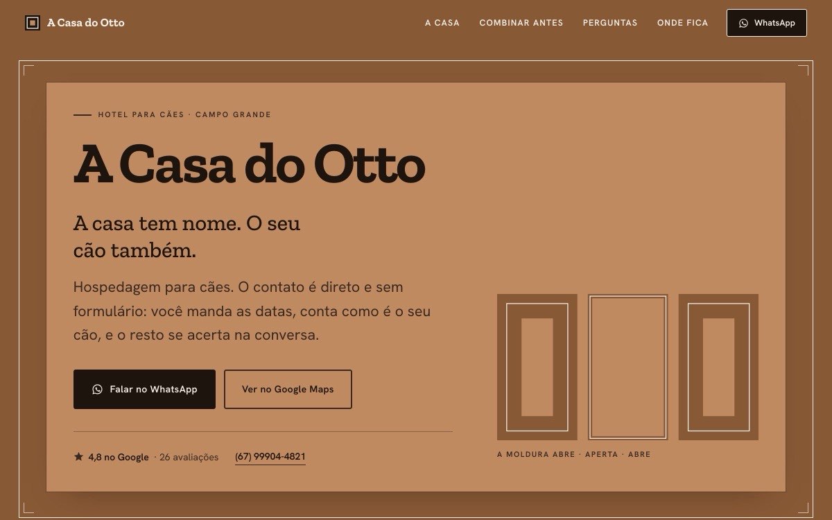 Hero do site da Casa do Otto: campo caramelo com moldura fina, nome em slab serif quase preto e três molduras desenhadas que abrem em sequência