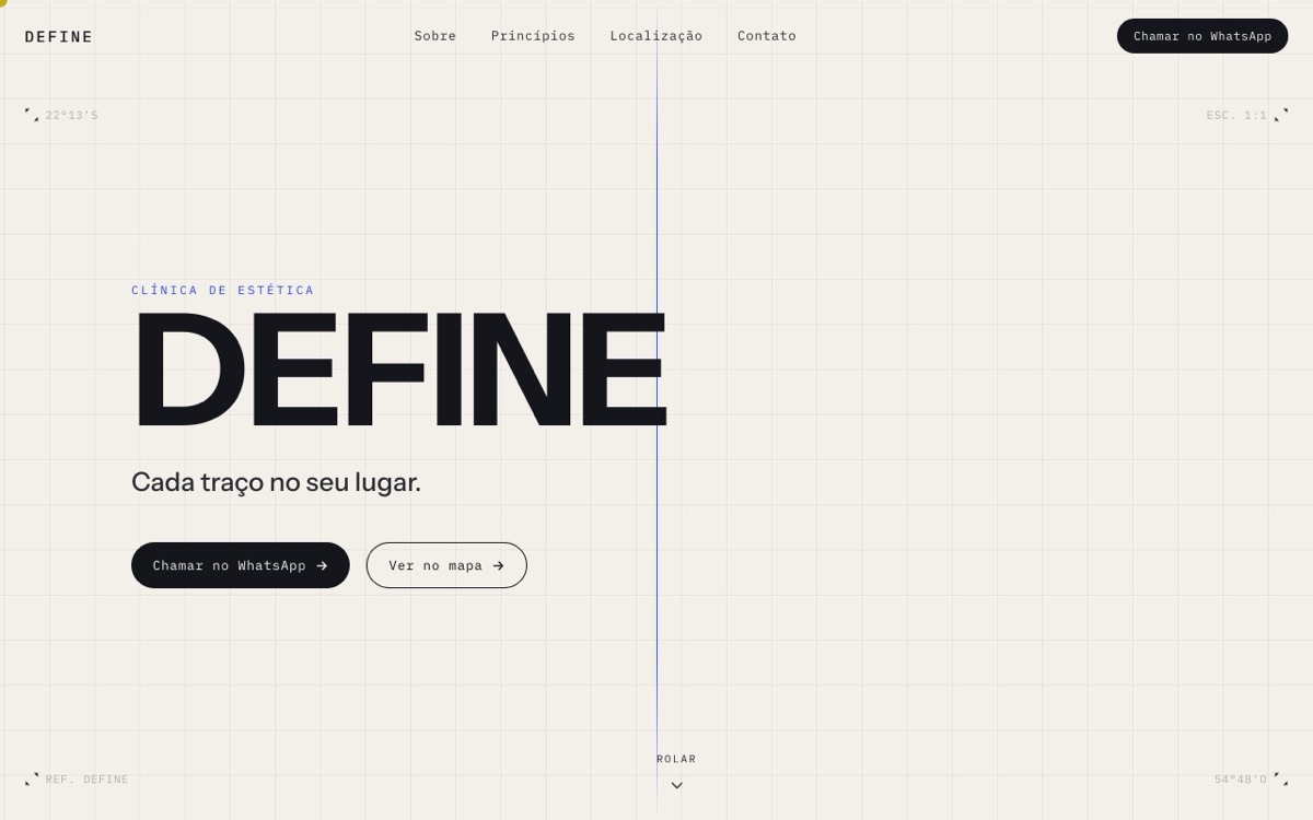 Hero do site da Clínica Define: papel claro quadriculado como desenho técnico, wordmark DEFINE gigante e eixo azul de simetria