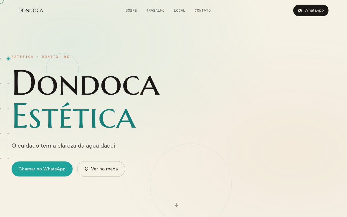 Hero do site da Dondoca Estética: fundo claro verde-água, wordmark em versalete serifado com ESTÉTICA em verde-lagoa e círculos d'água ao fundo