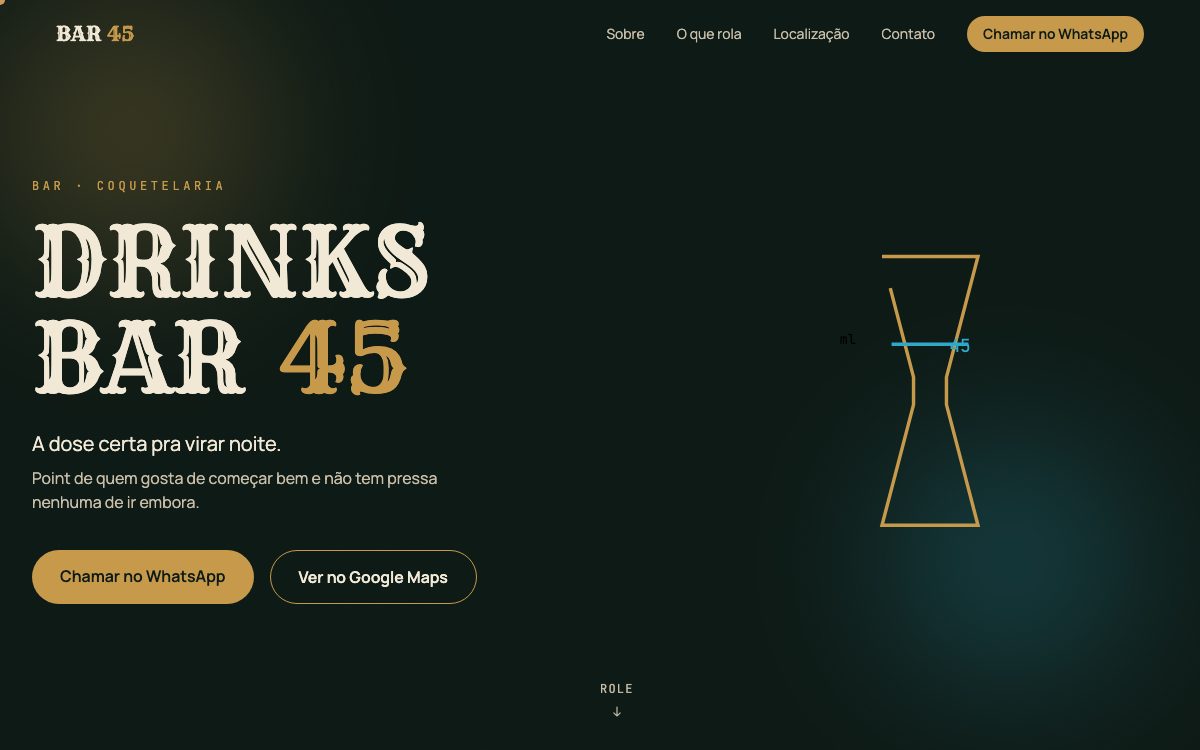 Hero do site do Drinks Bar 45: verde-garrafa profundo, DRINKS BAR em tipografia ornamentada creme e jigger de coquetelaria desenhado em traço dourado