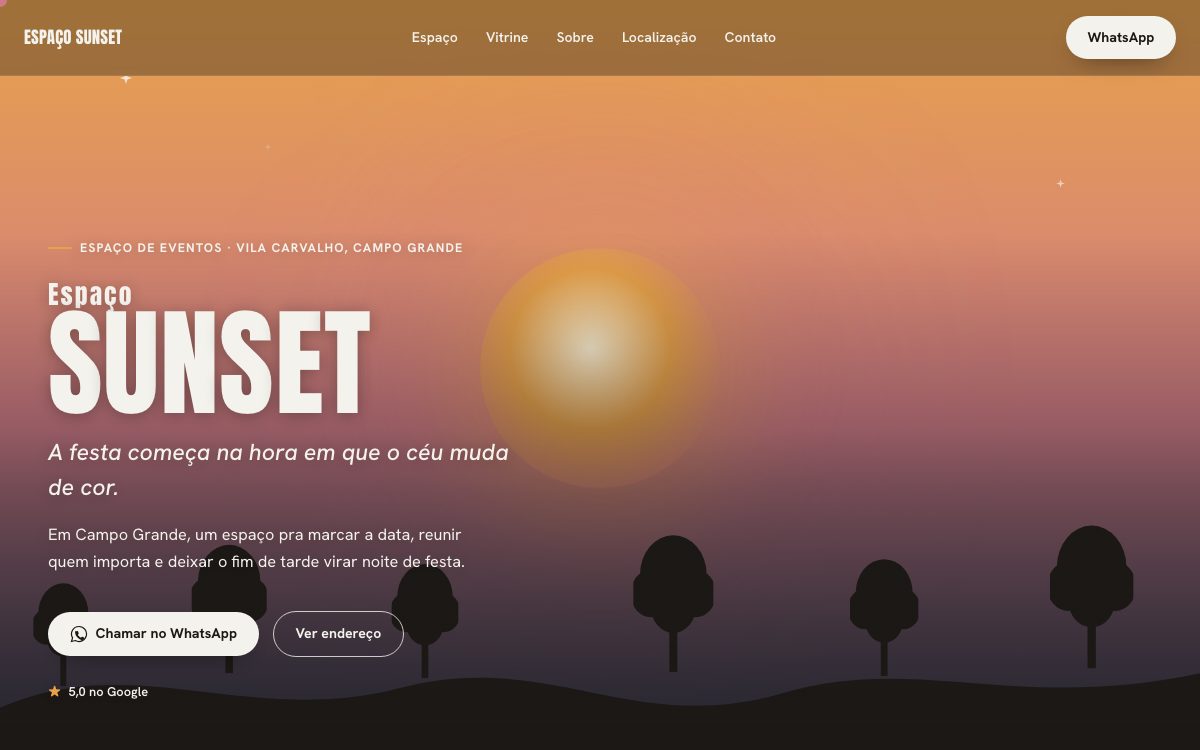 Hero do site do Espaço Sunset: céu de fim de tarde em degradê âmbar, rosa e índigo, sol ao centro, SUNSET em condensado branco e silhuetas de árvores na base