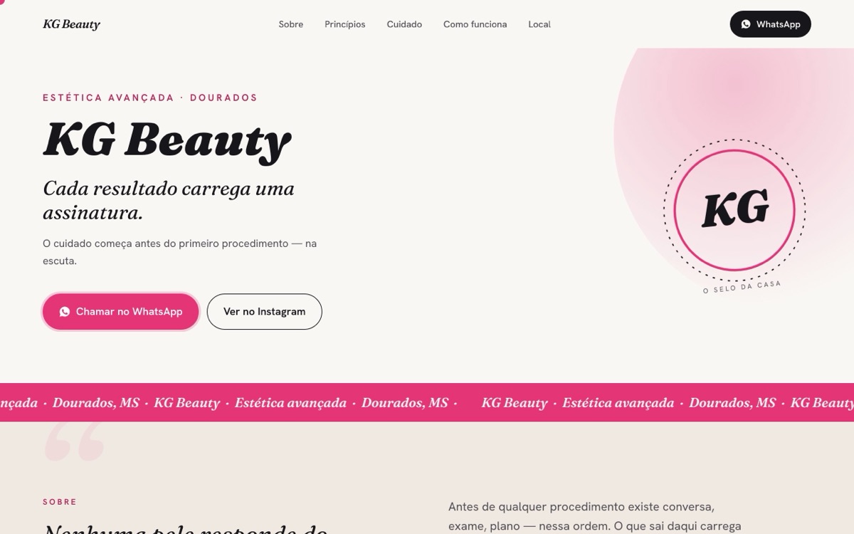 Hero do site da KG Beauty: galeria branca com título em itálico, selo circular KG rosa-flamingo e marquee na base