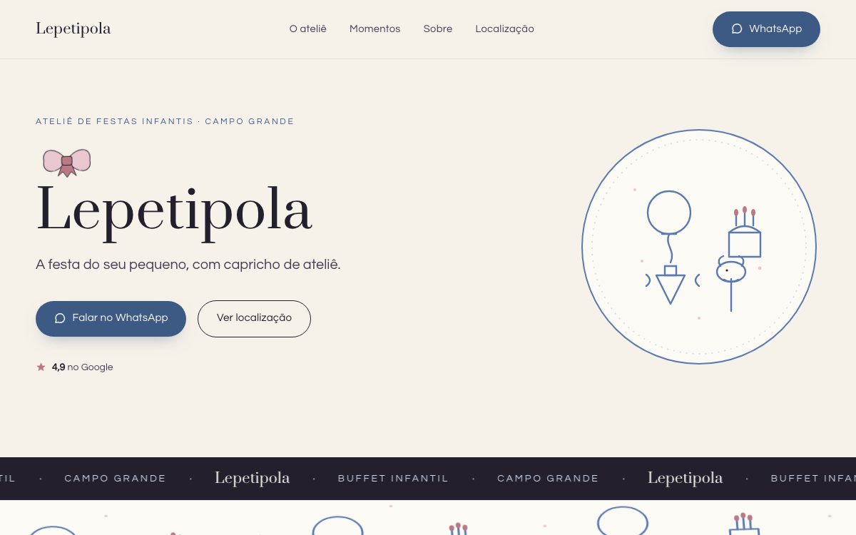 Hero do site da Lepetipola: ateliê em creme, nome em serifa alta, laço rosa desenhado e selo circular com balão e bolo em traço azul-provença