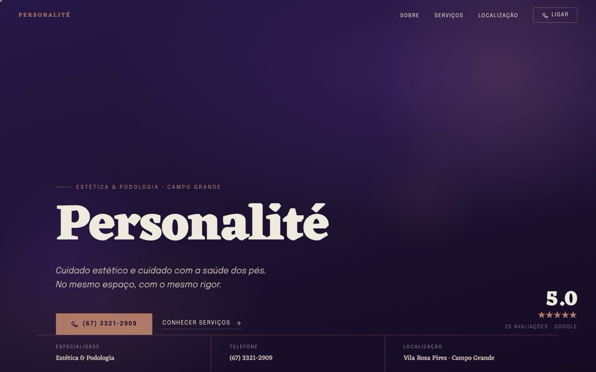 Hero do site da Personalité: violeta profundo de noite com wordmark em slab serif cor de pérola e ficha de contato no rodapé