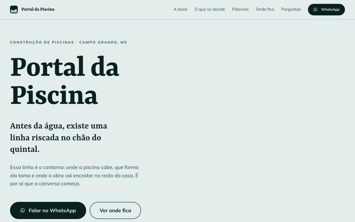 Hero do site do Portal da Piscina: papel verde-menta claro com o nome em serifa robusta verde-mata e a frase sobre a linha riscada no chão do quintal