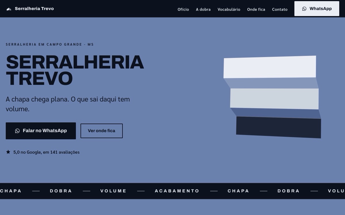Hero do site da Serralheria Trevo: campo azul-jeans, SERRALHERIA TREVO em grotesca preta pesada e chapa metálica dobrada em quatro faixas à direita