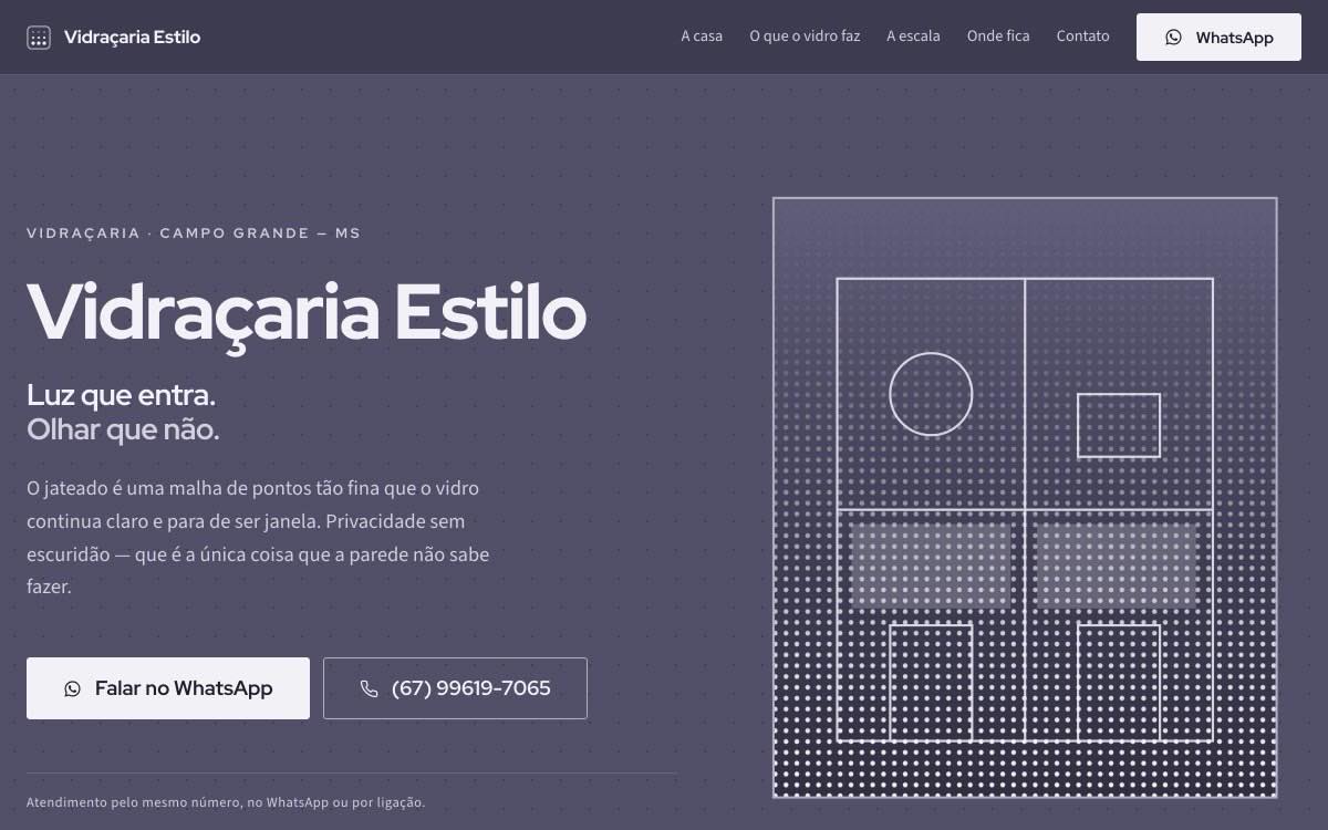 Hero do site da Vidraçaria Estilo: fundo ardósia arroxeado com malha de pontos jateados e um vão de vidro desenhado em traço claro à direita