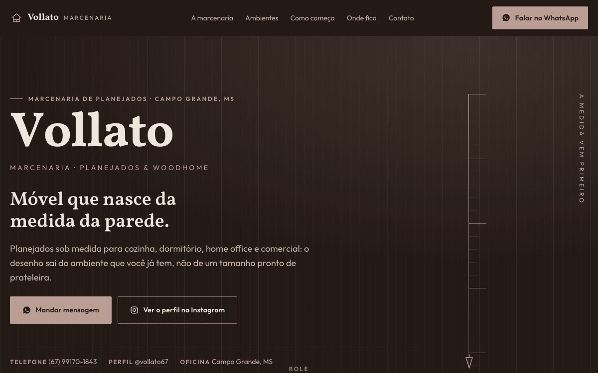 Hero do site da Vollato Marcenaria: fundo café escuro com veios verticais de madeira, wordmark serifado em creme e régua vertical desenhada à direita